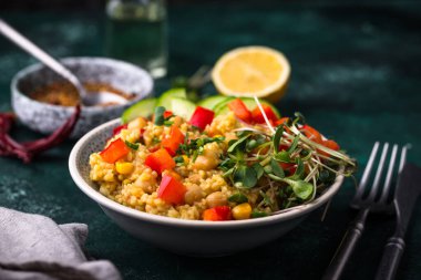 Nohut ve sebzeli bulgur, sağlıklı vegan yemeği.