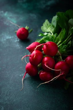 Yeşil arka planda taze organik turp. Karanlık ruh hali tarzı
