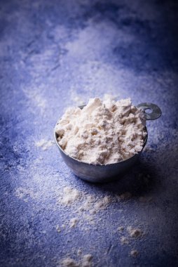 Koyu arkaplanda buğday unu. Pişirme arkaplanı