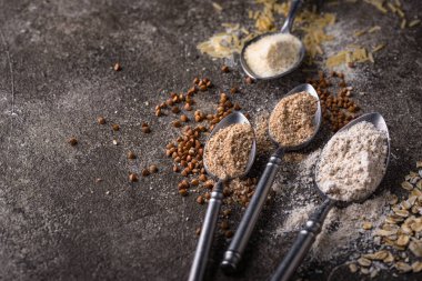 Pirinç, karabuğday ve yulaftan farklı glütensiz alternatif un çeşitleri.