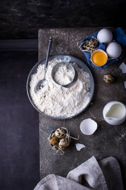 Buğday unu ve yumurta karışımı şeyler pişiriyorum.