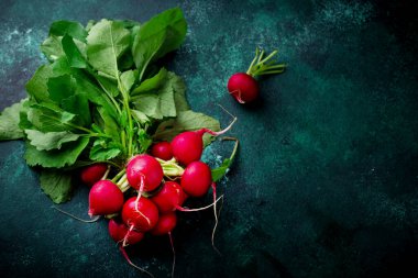 Yeşil arka planda taze organik turp. Karanlık ruh hali tarzı