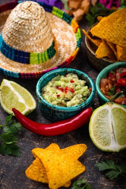 Geleneksel Meksika yemeği nachos, salsa, guacamole, tekila. Cinco de mayonez konsepti