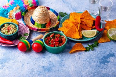 Geleneksel Meksika yemeği nachos, salsa, guacamole, tekila. Cinco de mayonez konsepti