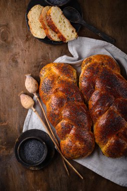 Geleneksel Yahudi Sebt Günü ev yapımı haşhaş tohumlu Challah ekmeği