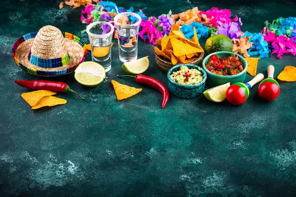 Tradycyjne Meksykańskie Nachos Salsa Guacamole Tequila Koncepcja Cinco Mayo Zdjęcie Stockowe
