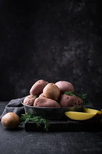 Rauwe Ongekookte Verse Aardappel Donkere Tafel Stockafbeelding