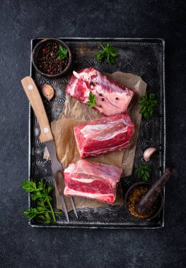 Çiğ taze et kaburgası ve baharat.