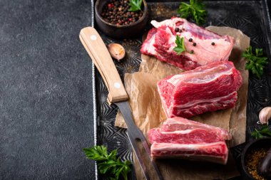 Çiğ taze et kaburgası ve baharat.
