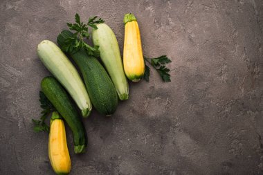 Kahverengi masada değişik renkte taze kabak çeşitleri var.