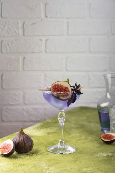 Cocktail Figuier Violet Mocktail Verre Sur Fond Vert Olive Image En Vente