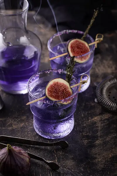 Cocktail Figuier Violet Mocktail Verre Sur Fond Vert Olive Image En Vente