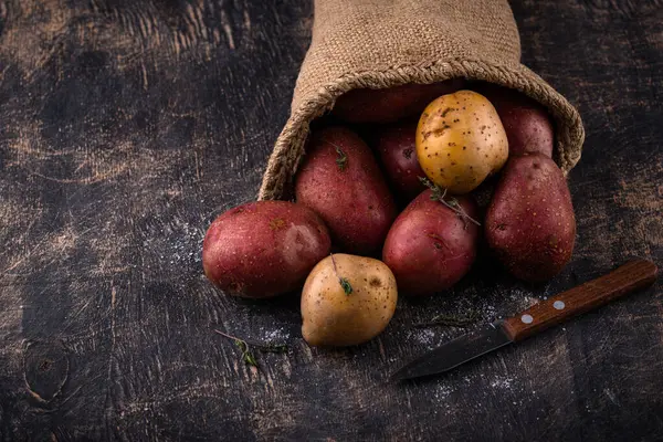 Pomme Terre Fraîche Crue Non Cuite Sur Table Noire Images De Stock Libres De Droits