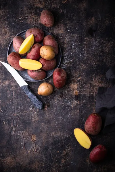 Сира Неварена Свіжа Картопля Темному Столі Ліцензійні Стокові Фото