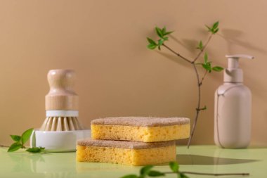 Sabun ve süngerle çevre temizliği, sıfır atık sürdürülebilir konsept. Sert ışıkla modern moda tarzı