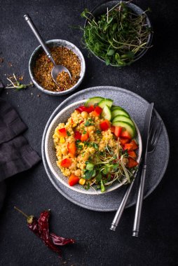 Nohut ve sebzeli bulgur, sağlıklı vegan yemeği.