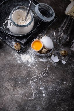 Buğday unu ve yumurta karışımı şeyler pişiriyorum.