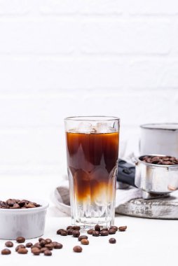 Buzlu espresso toniği, modaya uygun kahve içeceği.