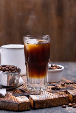 Buzlu espresso toniği, modaya uygun kahve içeceği.
