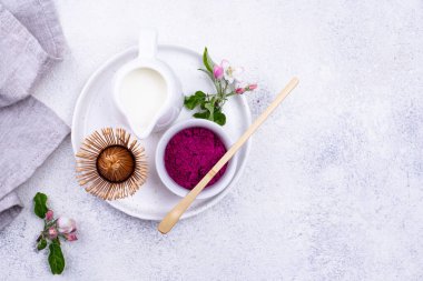 Bambu çırpmalı ejderha meyvesinden pembe kibrit tozu.
