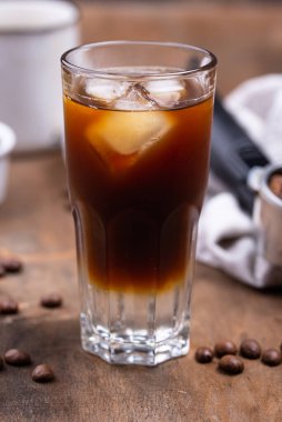 Buzlu espresso toniği, modaya uygun kahve içeceği.