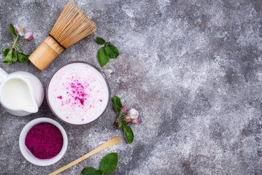 Sütlü pembe kibrit latte. Ejderha meyve tozundan moda içecek.