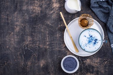 Sütlü mavi kibritli latte. Kelebek bezelyesinden moda içecek