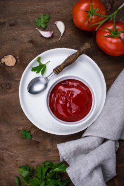 Taze baharatlı ev yapımı sarımsaklı domates sosu.