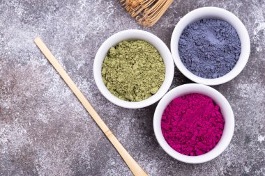 Moda içki pişirmek için yeşil, mavi ve pembe kibrit tozu