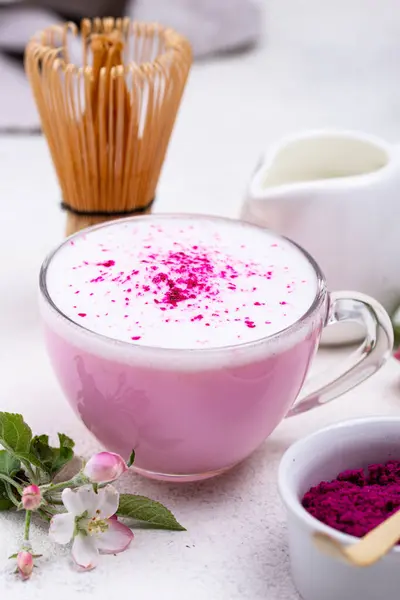 Pink Matcha Latte Dengan Susu Trendy Minum Dari Bubuk Buah Stok Gambar Bebas Royalti