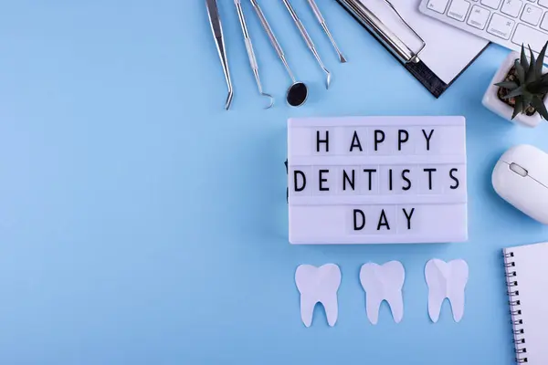 Concept Journée Mondiale Des Dentistes Avec Outils Stomatologie Dents Image En Vente