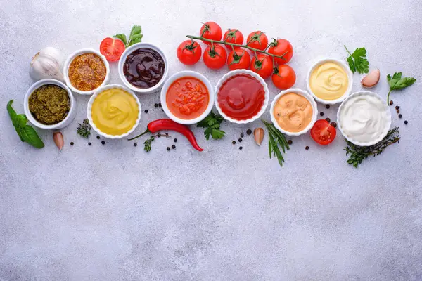 Ensemble Différentes Sauces Ketchup Moutarde Mayonnaise Pesto Marinara Adjika Trempette Images De Stock Libres De Droits
