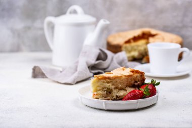 Ev yapımı tatlı bisküvi. Çilekli kek.