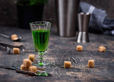 Bir bardak apsent ve kaşık şekerli özel kaşık.