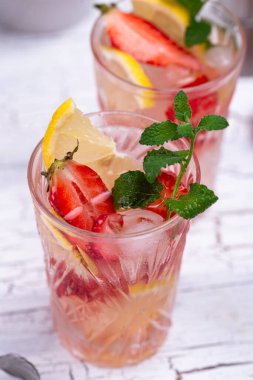 Limonlu çilekli limonata. Yaz kokteylini tazeliyorum.