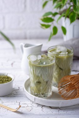 Buzlu, sütlü, kibrit yeşil çay.
