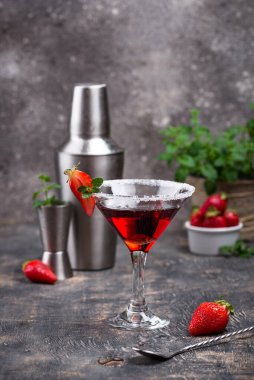 Çilekli martini. Tatlı kırmızı alkolik yaz kokteyli