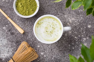 Yeşil sağlıklı latte içecek ve bambu aletler hazırlamak için.