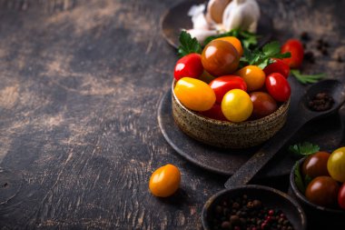 Çeşit çeşit ve renkli domatesler.