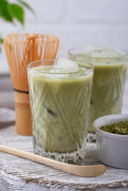 Buzlu, sütlü, kibrit yeşil çay.