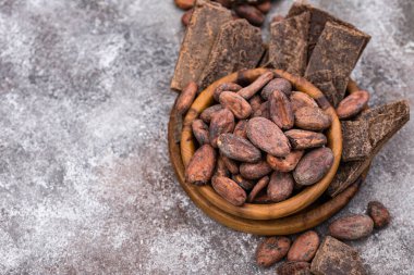 Doğal kakao tozu, kakao çekirdeği ve siyah çikolata parçaları.