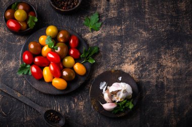 Çeşit çeşit ve renkli domatesler.