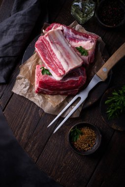 Çiğ taze et kaburgası ve baharat.