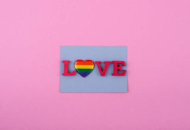 Gökkuşağı LGBTQ bayrağı ile gurur ayı konsepti