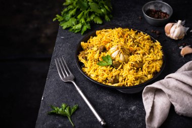 Pilaf, sebzeli pilav ve kuzu eti, geleneksel Özbek yemeği.