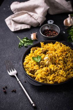 Pilaf, sebzeli pilav ve kuzu eti, geleneksel Özbek yemeği.