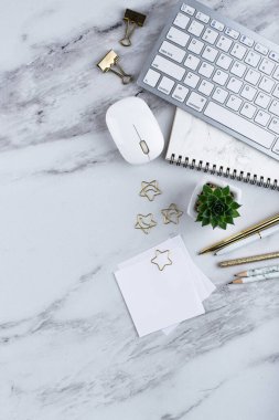 Üst görünüm çalışma masası çalışma alanı klavye, defter ve kırtasiye ile