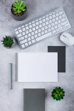 Üst görünüm çalışma masası çalışma alanı klavye, defter ve kırtasiye ile