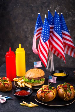 4 Temmuz Bağımsızlık Günü, ABD Anma Günü ya da İşçi Bayramı için geleneksel Amerikan yemekleri. Hamburger, patates kızartması ve sosisli sandviç.
