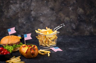 4 Temmuz Bağımsızlık Günü, ABD Anma Günü ya da İşçi Bayramı için geleneksel Amerikan yemekleri. Hamburger, patates kızartması ve sosisli sandviç.